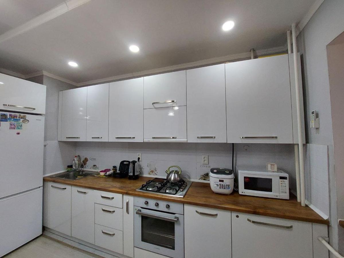 Downtown Homestay Bishkek Exterior photo