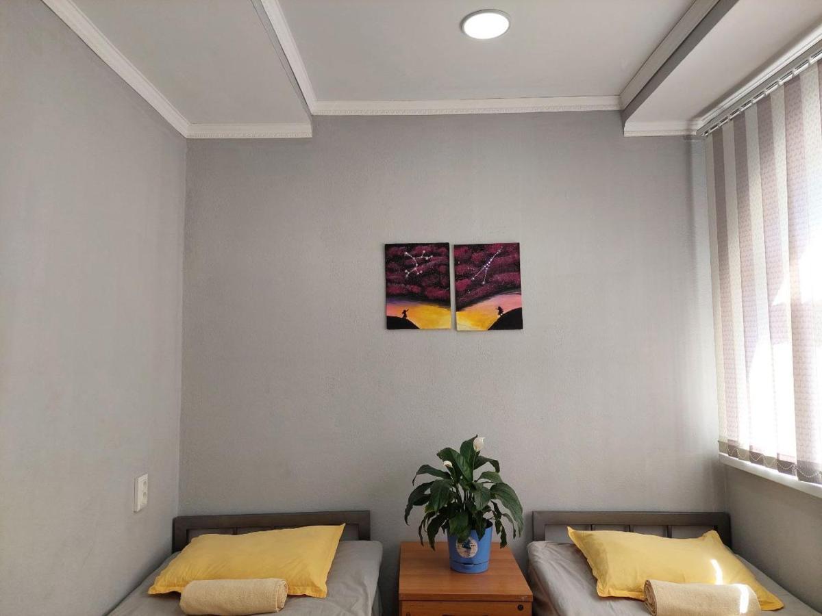Downtown Homestay Bishkek Exterior photo